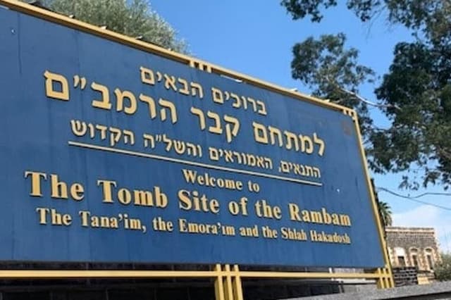 Visiting Tombs of Pious Jews (Zadikim) – Judaism Private Tour in North Israel image 4